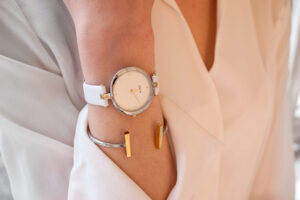 Jak nosić zegarek damski z bransoletą