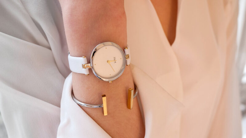 Jak nosić zegarek damski z bransoletą?