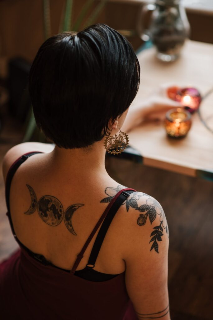 Kobieta z tatuażami