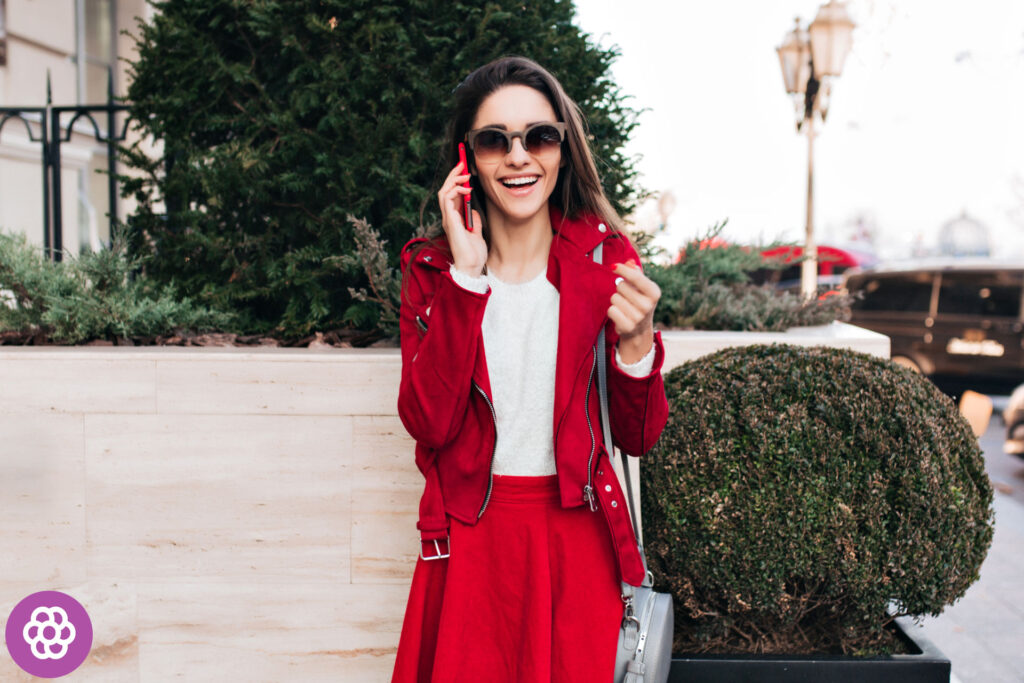 co ubrać do czerwonej spódnicy