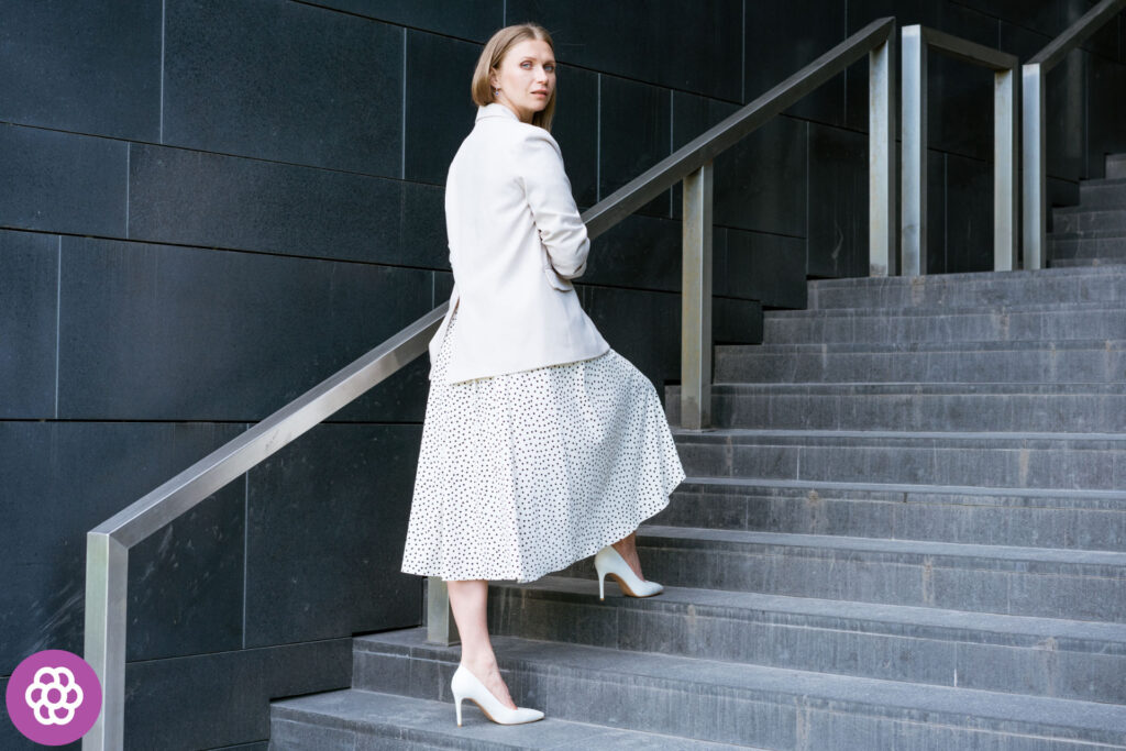 co ubrać do długiej białej spódnicy