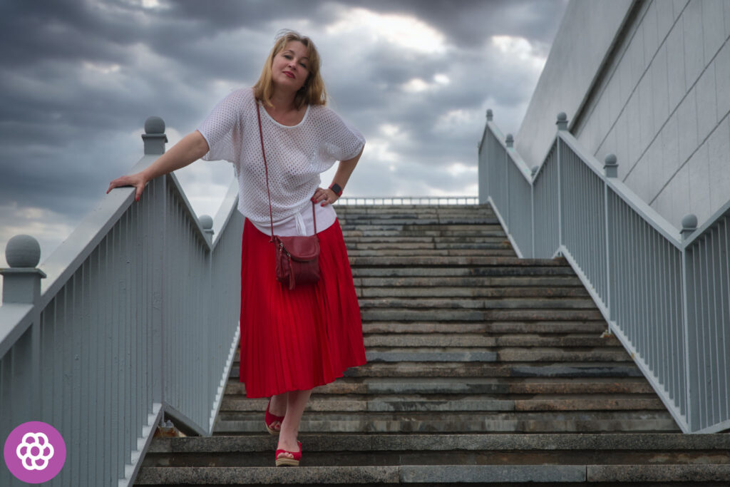 co założyć do czerwonej spódnicy