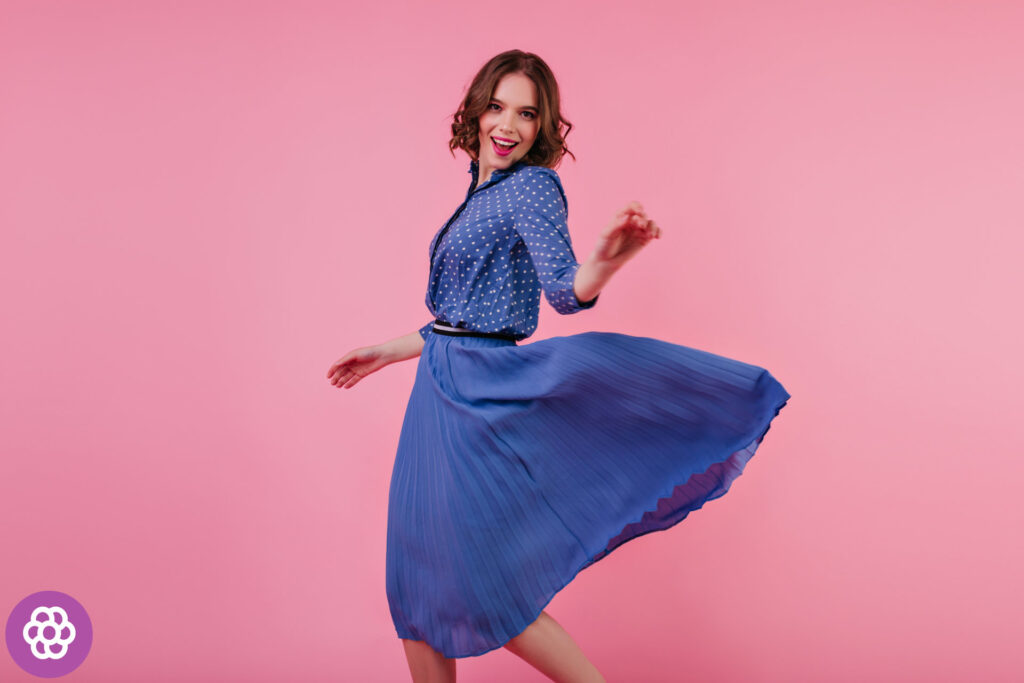 jaki kolor do niebieskiej spódnicy