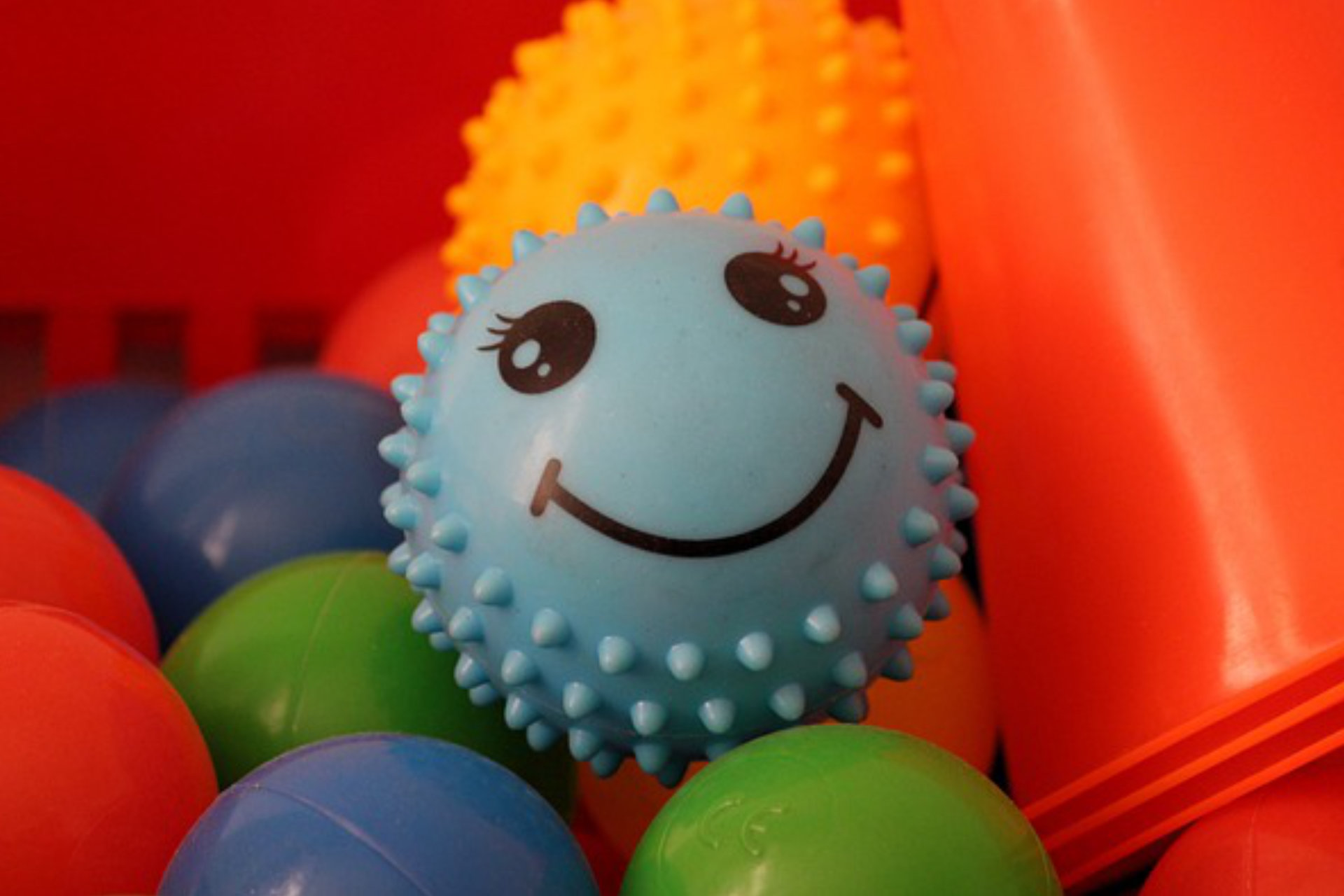 Piłki sensoryczne, czyli tani sposób na zdrowszy rozwój dziecka