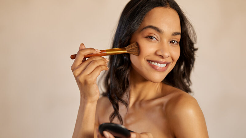 Baza pod makijaż – czym jest, jak działa i czy naprawdę jest potrzebna?